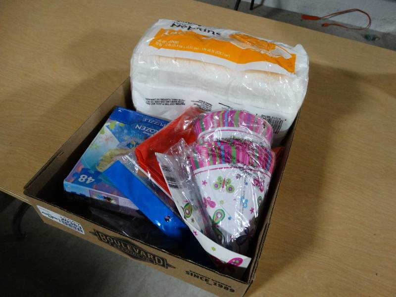 lot 20383 image: Lot of various party supplies