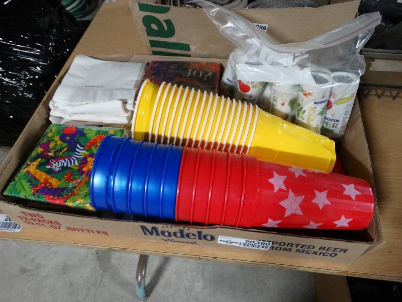 lot 20390 image: Lot of various party supplies
