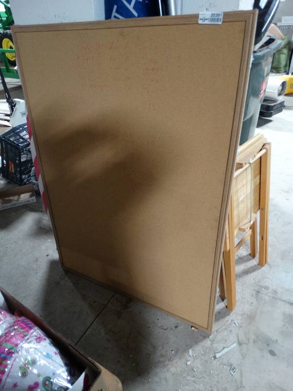 lot 20391 image: Large cork board