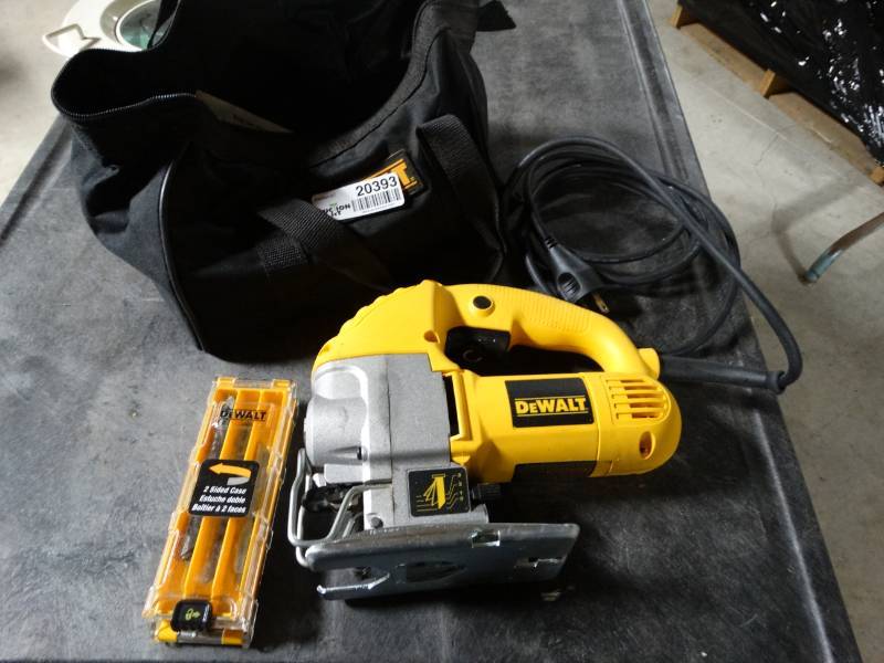 lot 20393 image: Dewalt DW317 VS orbital jig saw w blades & bag