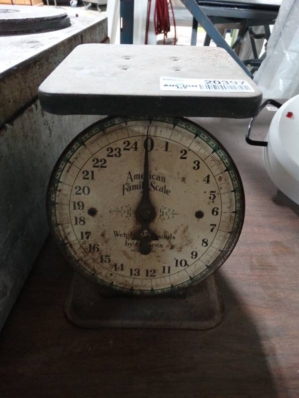 lot 20397 image: Vintage 25 lb American Family Scale