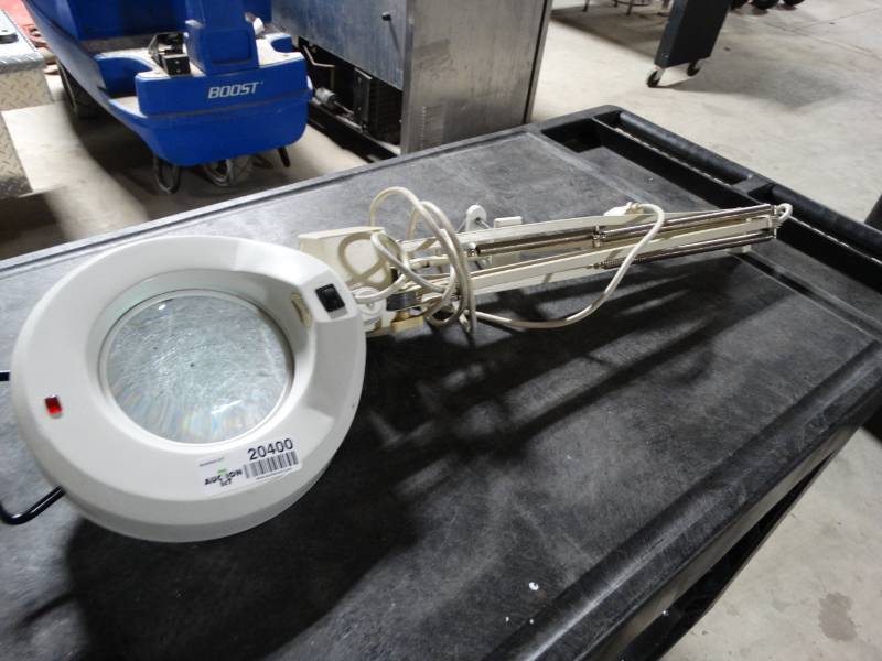 lot 20400 image: Desk lamp w magnifier