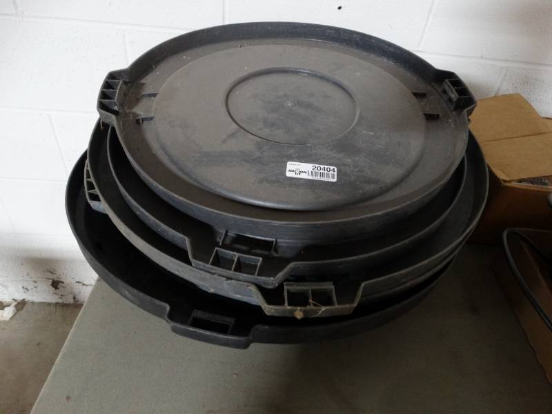 lot 20404 image: Lot of various trash can lids