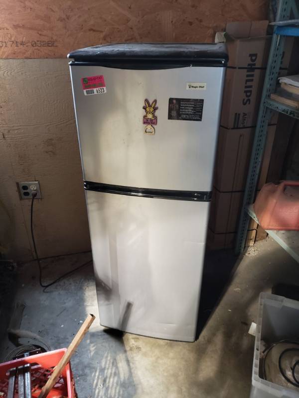 lot 6523 image: Magic Chef Mini FridgeFreezer Combo.