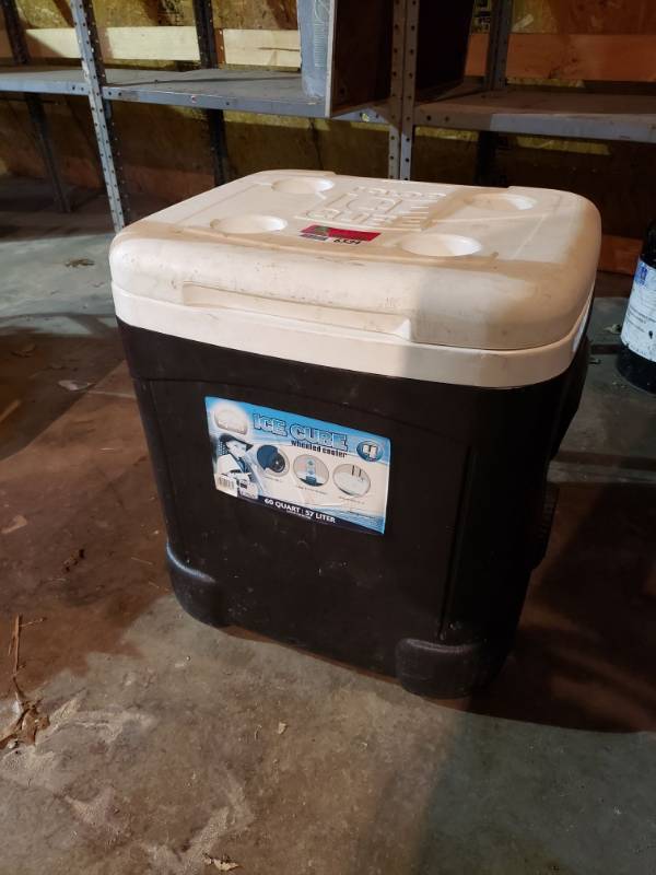lot 6534 image: Igloo 60qt. wheeled Cooler