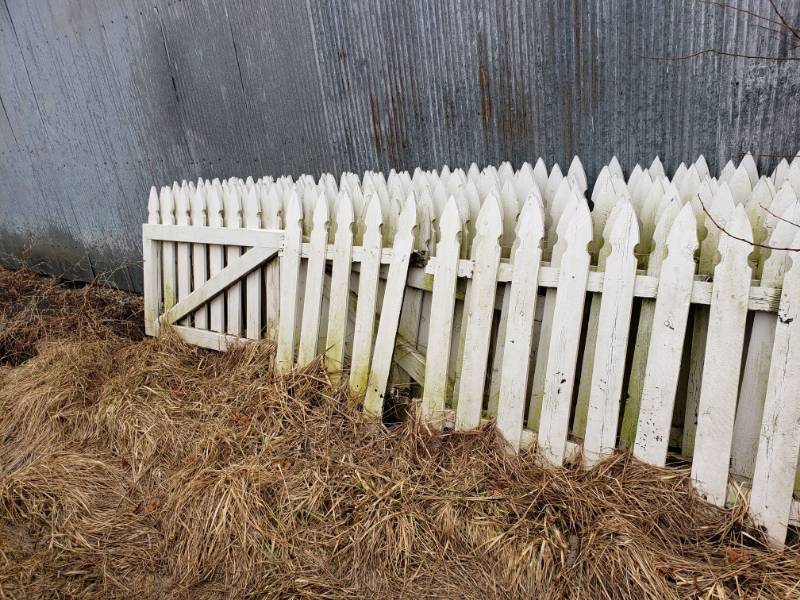 lot 6544 image: White Fencing