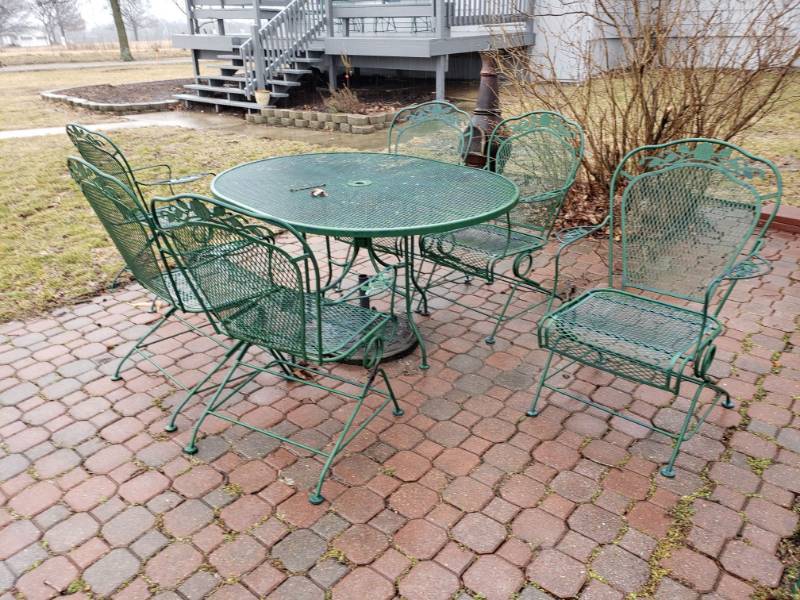 lot 6551 image: Green Metal Patio Furniture