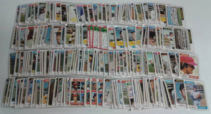 lot 1154 image: Huge Lot of 218 Original 1974 Topps Baseball Cards in Excellent Condition - Tons of Pictures