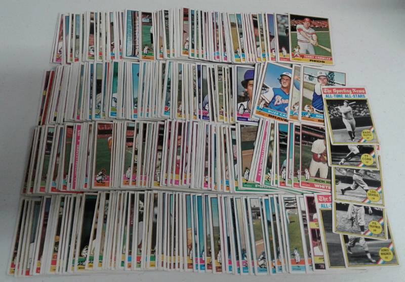 lot 1155 image: Huge Lot of Almost 400 Original 1976 Topps Baseball Cards in Great Condition - Tons of Pictures