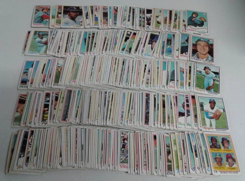 lot 1156 image: Huge Lot of 500 Original 1978 Topps Baseball Cards in Great Condition - Tons of Pictures