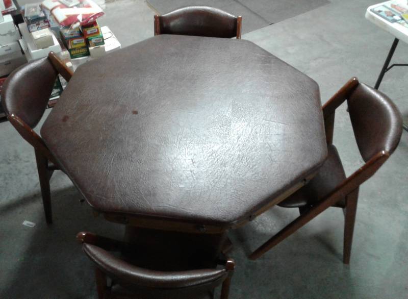 lot 1501 image: Vintage Leather & Wood 8 Person Poker Table With Four Folding Chairs & Movable Drink & Poker Chip Trays - Complete Your Mancave