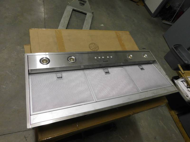 lot 4316 image: Thermador HDDW36FS 36 Inch Wall Mount Chimney Range Hood