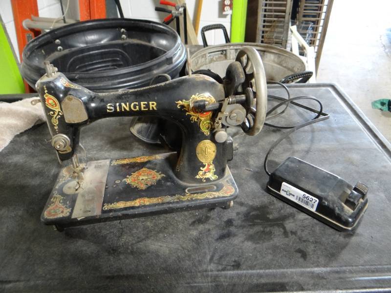 lot 5627 image: Singer sewing machine with foot peddle.