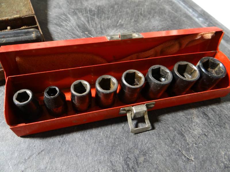 lot 5631 image: Sockets and rachet set.