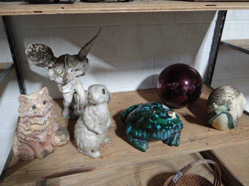 lot 5637 image: 6 Garden decors.