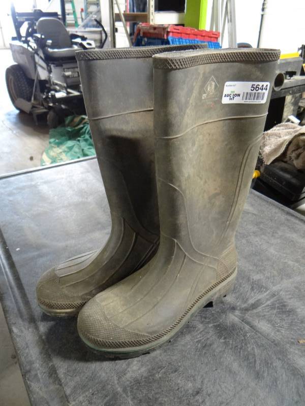 lot 5644 image: A pair of northerner rain boots.