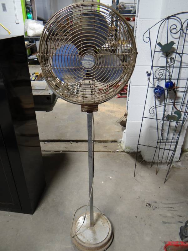 lot 5652 image: Metal floor fan.