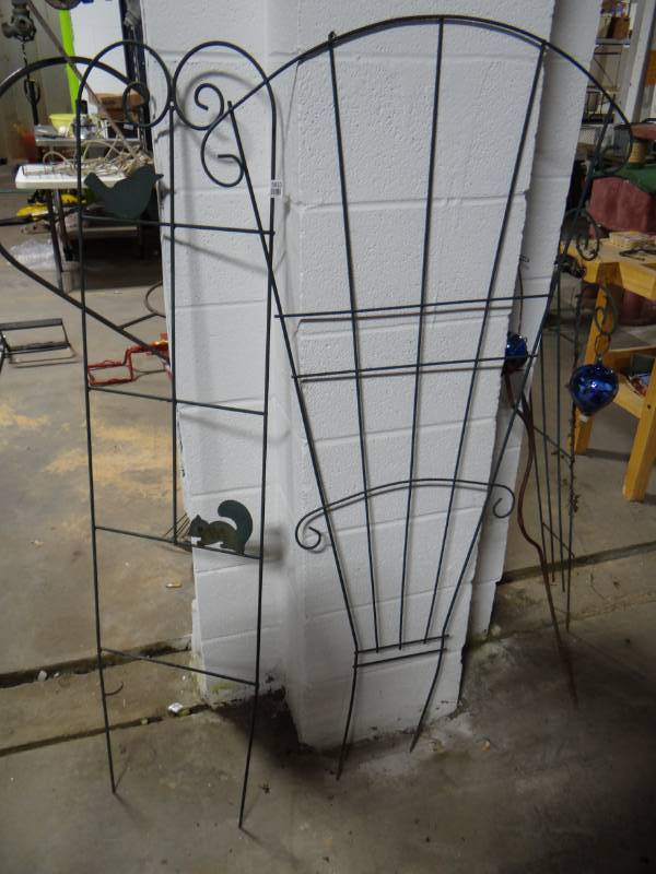 lot 5653 image: 3 Metal vine trellis.