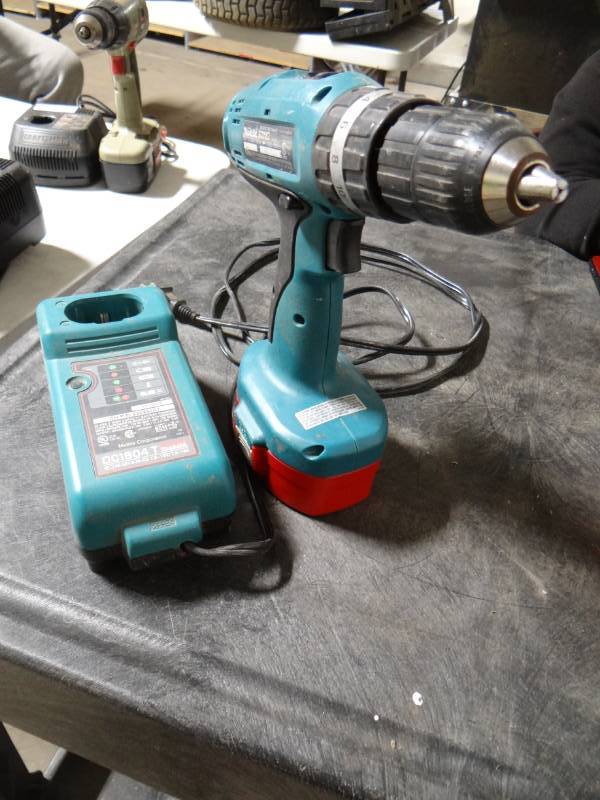 lot 5656 image: Thakita drill and battery charger.