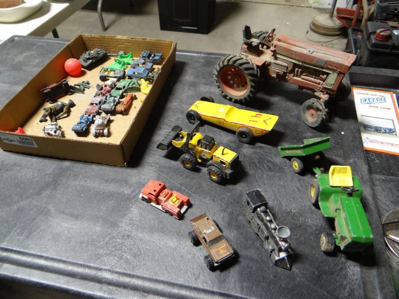 lot 5663 image: Vintage toy cars, john deere tractor, derby car, hydro 966 tractor.