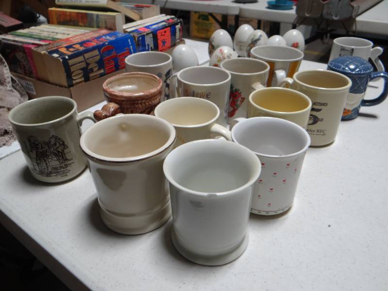lot 5666 image: Lot of various mugs & egg decor.