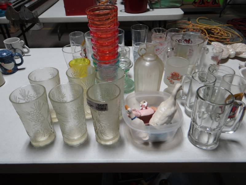 lot 5667 image: Lot of various drinking glasses & decor.