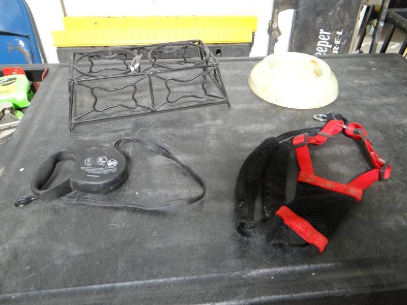 lot 5670 image: Dog bowl, dog leash, dog bowl holder