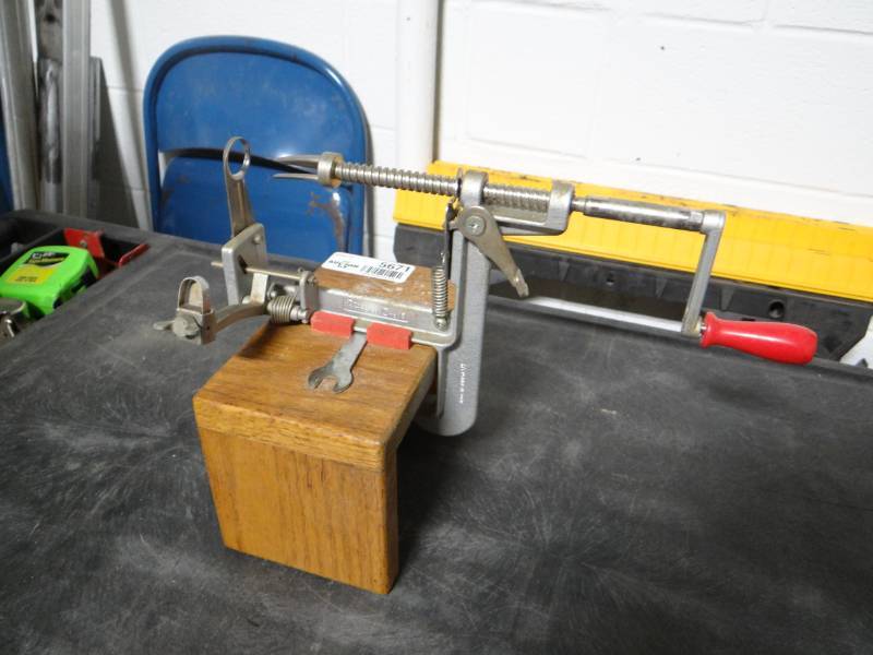 lot 5671 image: Pampered chef peeler