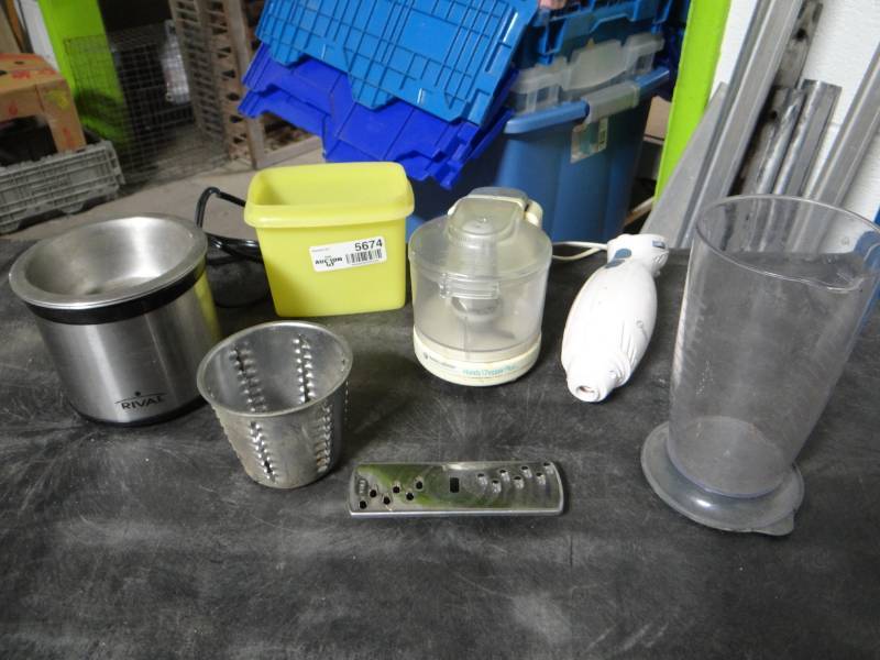 lot 5674 image: Black and decker handy chopper plus and Oster hand blender, and mini dipper