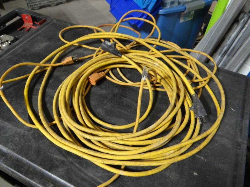 lot 5690 image: 3 Extension cords.