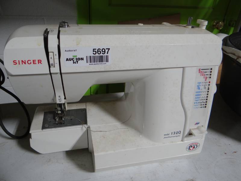 lot 5697 image: Singer model 132Q feather weight.