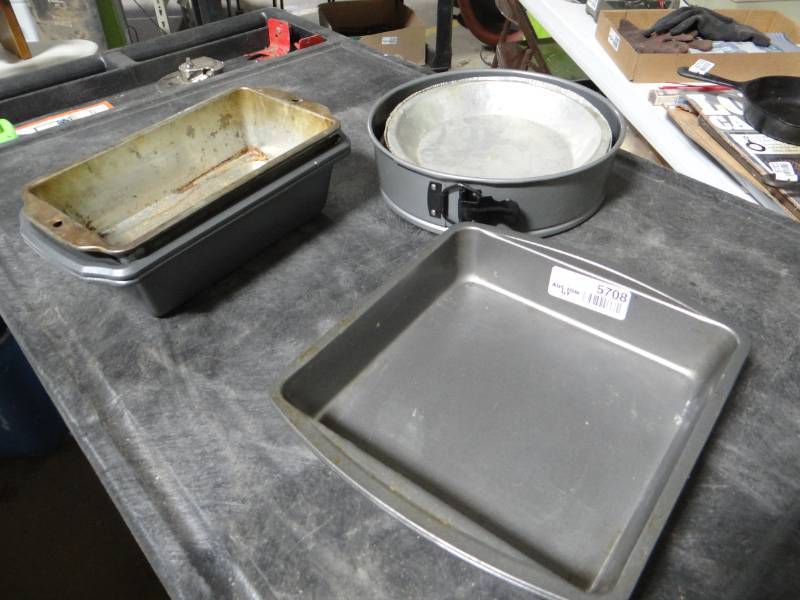 lot 5708 image: Lot of metal baking pans.