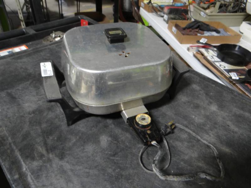 lot 5710 image: Sunbeam electrical skillet.