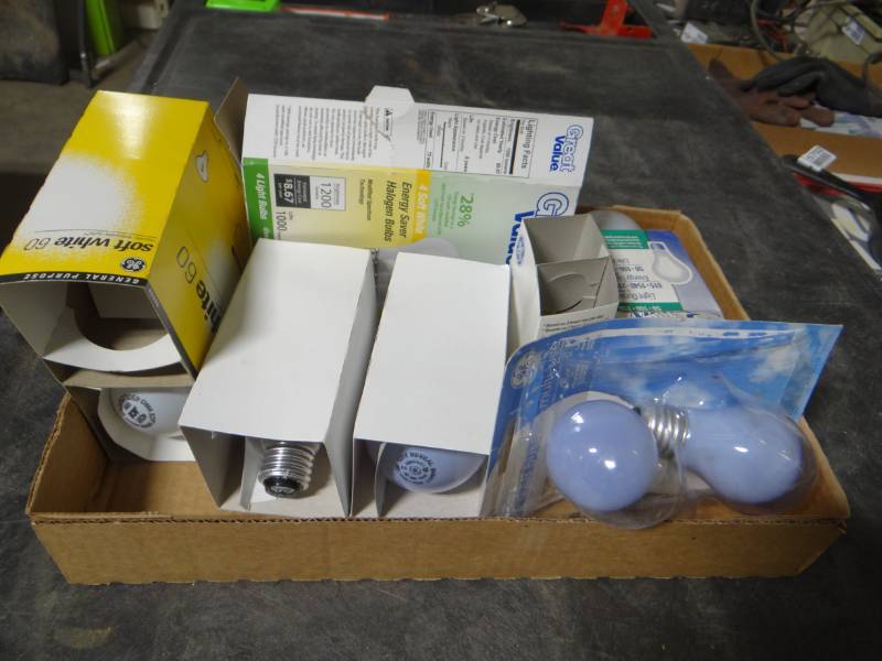 lot 5724 image: Lot of light bulbs.