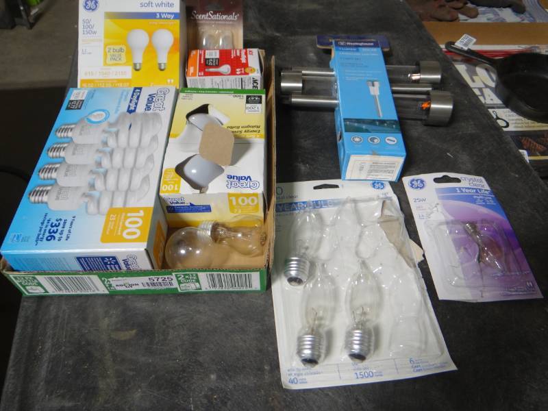 lot 5725 image: Lot of light bulbs & 3 yard lights.