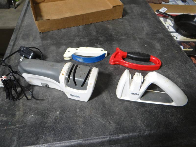 lot 5726 image: Electric knife sharpener & 3 knife sharpener.