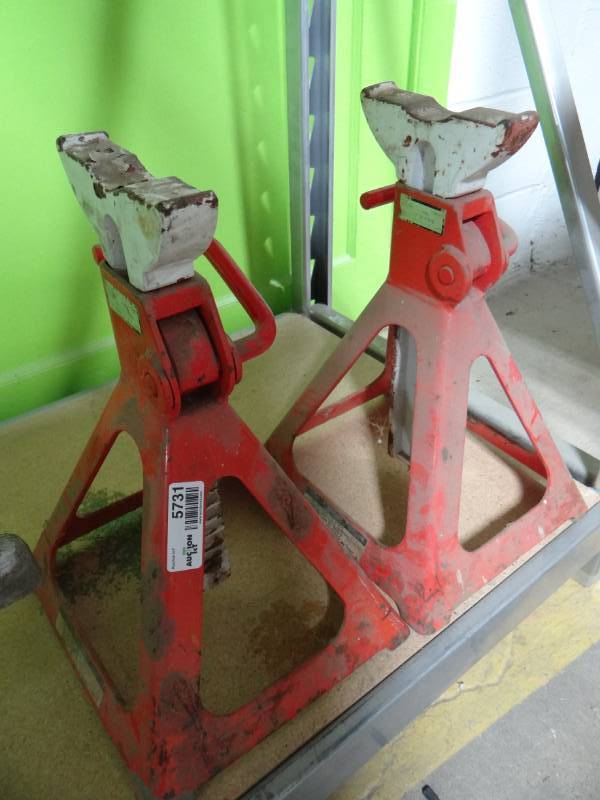 lot 5731 image: 2 Large jack stands.