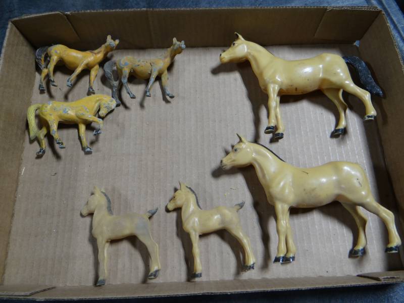 lot 5736 image: 4 Vintage plastic horses & 3 metal vintage horses.