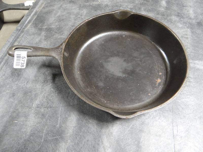 lot 5738 image: Wagner ware #8 cast iron skillet 10 12.