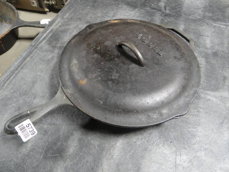 lot 5739 image: 12 Lodge cast iron skillet.