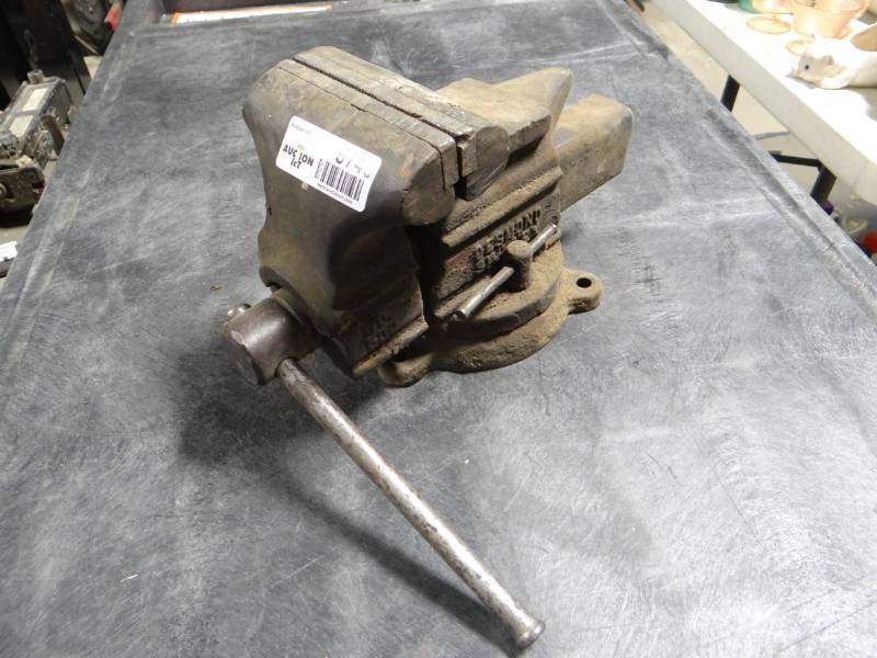 lot 5740 image: Bench vise.