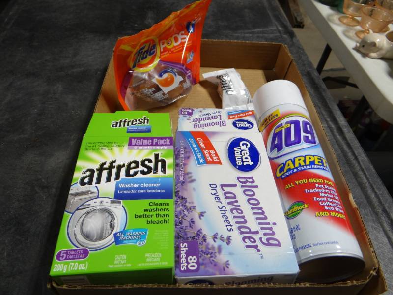 lot 5744 image: Cleaning supplies.