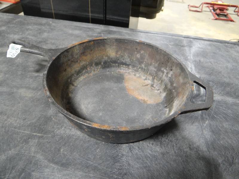 lot 5750 image: Lodge cast iron 10 pot.