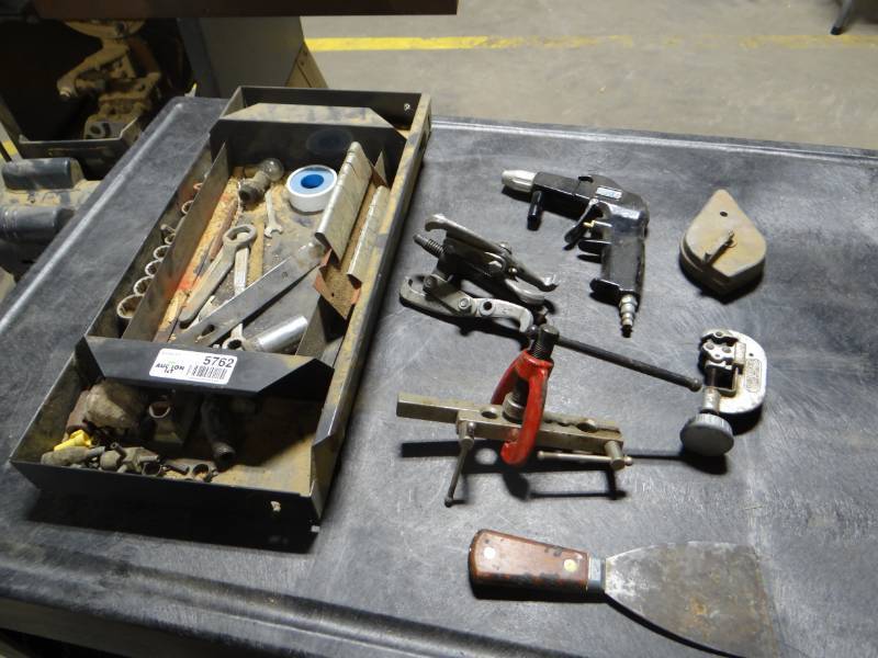 lot 5762 image: Tool tray with contents.
