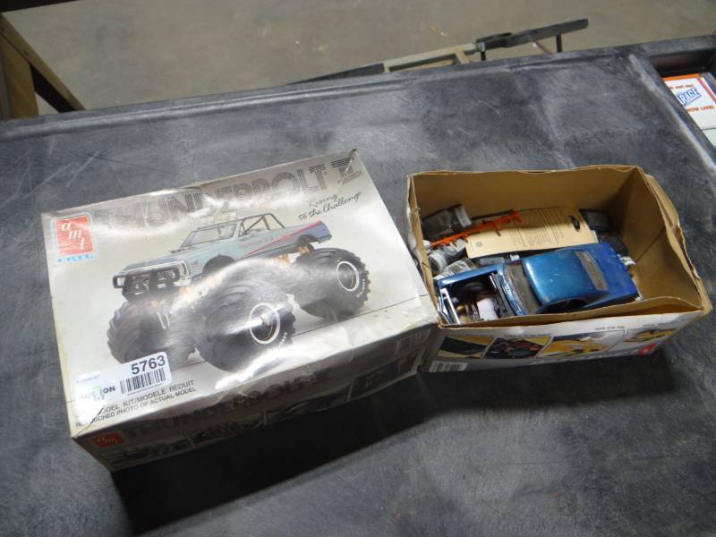 lot 5763 image: 2 Model cars wmodel paint.