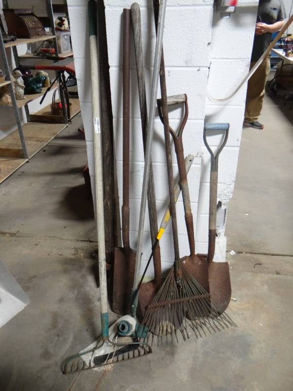lot 5769 image: Lot of long handle yard tools.