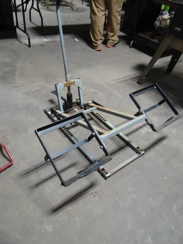 lot 5776 image: Lawn mower jack.