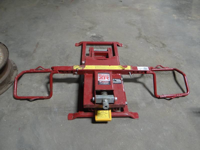 lot 5777 image: Mo jack zr lawnmower jack, 250 LB max load.