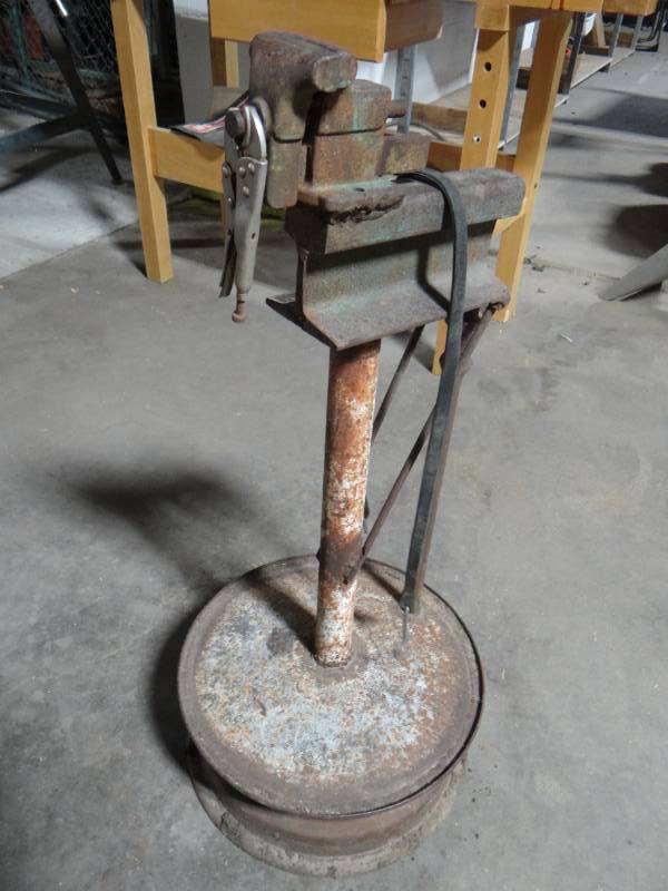 lot 5778 image: Small vise stand.