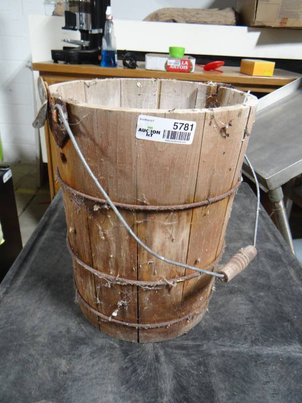 lot 5781 image: Wooden bucket.